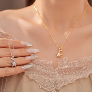 Makroaufnahme von eleganten Sternanhängern mit funkelnden Zirkonen in Gold und Silber