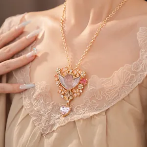 Vista dettagliata di una collana in stile palazzo con angelo in resina e cuore rosa.