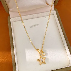 Nahaufnahme einer zierlichen, 18 Karat vergoldeten Sternhalskette mit Zirkonia in einer Box