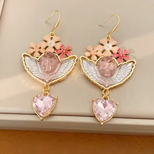 Dettaglio orecchini con cherubino, cristallo a cuore rosa e fiori in smalto