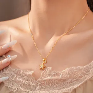 Nahaufnahme einer mit 18k Gold beschichteten Sternenkette mit Zirkonia am Model.