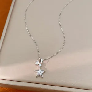 Detaillierte Makroansicht der 18k versilberten Sternhalskette mit funkelnden Zirkonia-Steinen.