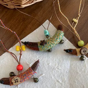 Detail van etnische halskettingen met kleurrijke touwgewikkelde houten hangers