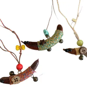 Etnische handgemaakte houten hanger ketting met kleurrijk touw en kleine belletjes