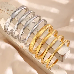 Elegantes Set minimalistischer stapelbarer Armreifen aus vergoldetem Edelstahl in Gold