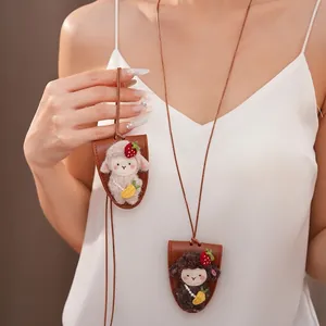 Exquisite handgefertigte Lammpuppe aus Wollfilz mit Brillenhalter aus Leder als Halskette