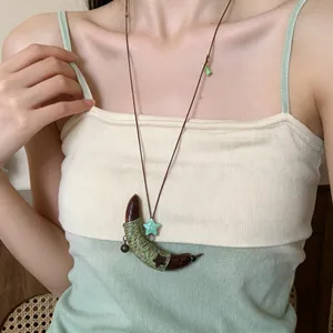 Etnische stijl houten maan hanger ketting met groen omwikkeld draad en ster detail