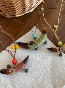 Gedetailleerde close-up van kettingen in etnische stijl met gekleurde houten hangers
