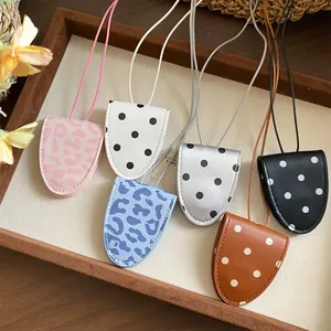Vue détaillée des colliers porte-lunettes en cuir vintage à pois et imprimé léopard