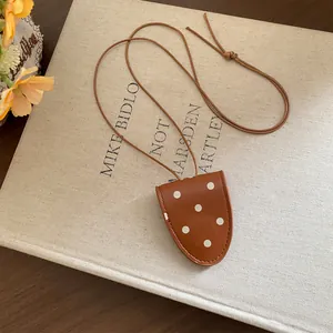 Collier pendentif vintage en cuir marron à pois blancs de style français rétro