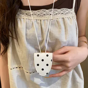 Vue détaillée d'un collier porte-lunettes vintage français à pois blancs sur modèle