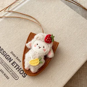 Primo piano di un ciondolo a forma di pecora in peluche fatto a mano su collana in pelle.