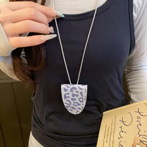 Gros plan d'un collier porte-lunettes à imprimé léopard de style rétro français
