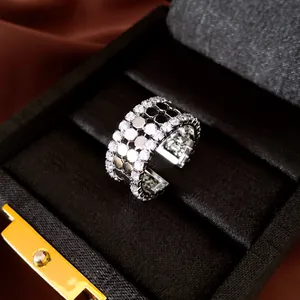 Detailopname van een luxe zirkoon open ring met 14K verguld honingraatontwerp