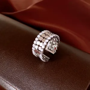 Close-up van de elegante zilveren open ring met dubbele rij zirkoon op een luxe leer