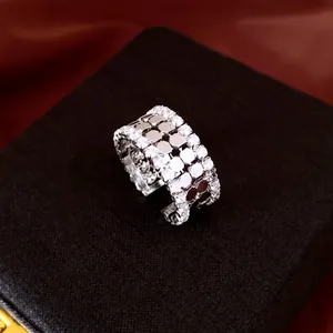 Macro-opname van een 14K vergulde dubbellaagse open ring met heldere zirkonia's