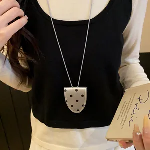 Collier porte-lunettes rétro à pois français porté comme accessoire de mode élégant