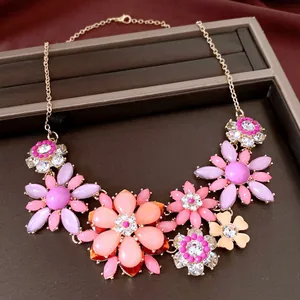 Vue détaillée d'un collier de fleurs colorées avec des strass étincelants et dorés