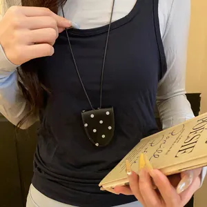 Collier français vintage avec clip à lunettes en cuir à pois porté en accessoire mode
