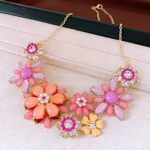 Gros plan détaillé d'un collier avec pendentifs fleurs et strass colorés