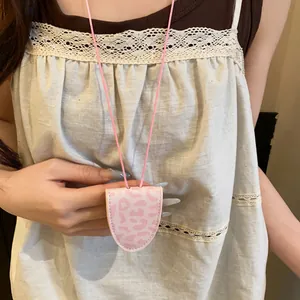 Vue détaillée d'un collier porte-lunettes élégant à motif léopard rose porté par un mannequin