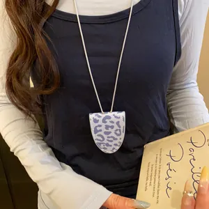 Collier porte-lunettes vintage en cuir avec imprimé léopard porté par un mannequin