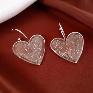 Boucles d'oreilles créoles élégantes en C avec cœur en résine et feuille d'argent