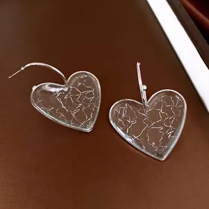 Élégantes boucles d'oreilles cœur en résine avec motifs craquelés argentés uniques