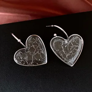 Boucles d'oreilles élégantes en résine en forme de cœur en C avec motif de marbre de luxe