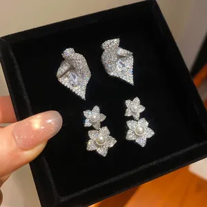 Vue détaillée des boucles d'oreilles en zircon scintillant en forme de goutte et de fleur