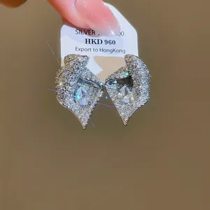 Gros plan de boucles d'oreilles fleur goutte avec zircons étincelants et tiges en argent