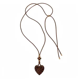 Collier Pendentif Émail Léopard Vintage Corde en Cuir Brun Sautoir Réglable Coeur Étoile Champignon Ours Bijoux Femme
