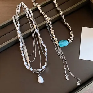 Collier élégant à perles multicouches avec breloques étoile lune et pendentif pierre bleue