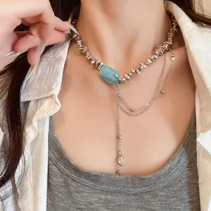 Chic collier de perles irrégulières avec pierre bleue et pampilles de lune