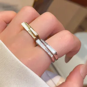 Elegante offene quadratische Ringe in Gold und Silber mit weißer Einlage und Zirkonia.