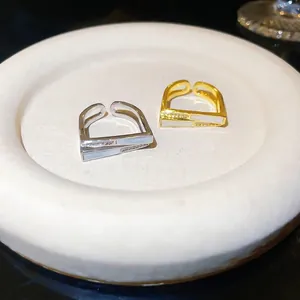 Minimalistischer verstellbarer quadratischer Zirkonia-Ring mit weißem Muschel-Inlay