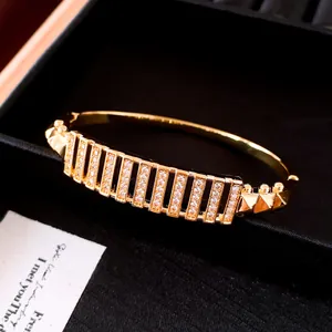 Vista dettagliata del bracciale rigido rettangolare in oro 18K con zirconi brillanti