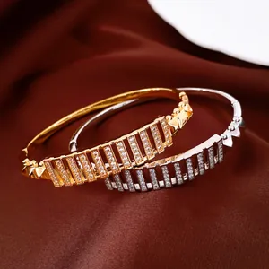 Primo piano di eleganti bracciali placcati oro 18 carati e argento con zirconi.