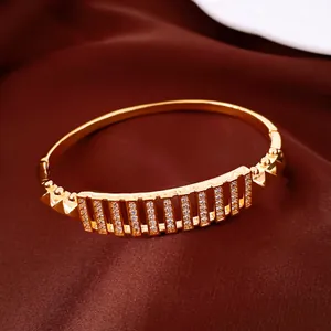 Dettaglio del bracciale placcato oro 18K con barra rettangolare in zirconi brillanti.