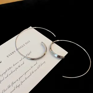 Eleganti orecchini a cerchio a forma di C in metallo argentato dal design moderno