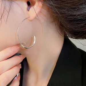Orecchini a cerchio a C in argento minimalisti da donna con design di nicchia elegante