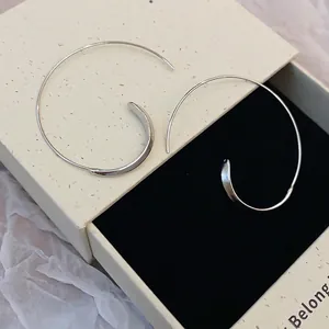Eleganti orecchini a cerchio a forma di C in metallo argento con confezione regalo