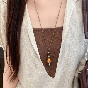 Collier pendentif champignon vintage avec cordon cuir et motif léopard détaillé
