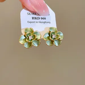 Gedetailleerde macro-opname van groene bloemenoorbellen met zirkooncentrum en gouden rand