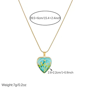 Vue détaillée du collier pendentif cœur en émail floral avec marquages de taille et de poids