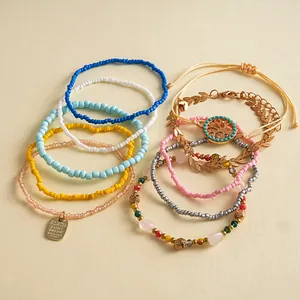 Vue détaillée d'un ensemble de 10 bracelets vintage avec perles et breloques