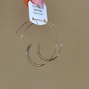 Detailansicht der minimalistischen silbernen C-förmigen Creolen auf einer Produktkarte