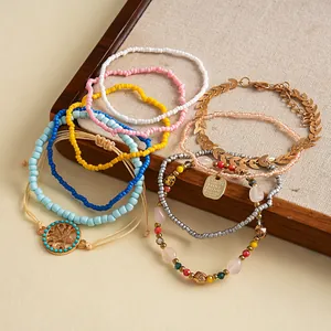 Détail de l'ensemble de 10 bracelets en perles de verre avec breloques feuilles