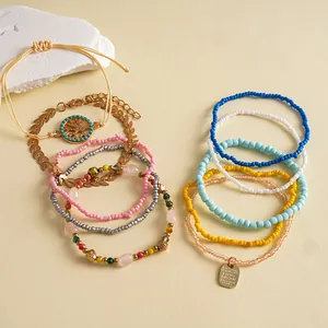 Détail des perles de verre multicolores et des breloques arbre de vie sur les bracelets