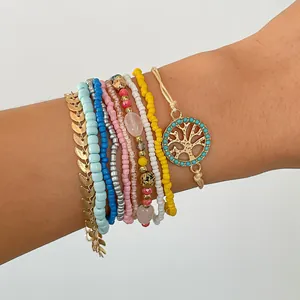 Gros plan sur un ensemble bohème de 10 pièces avec perles et bracelets arbre de vie.